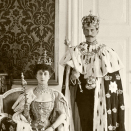 Gonagas Haakon ja Dronnet Maud ruvdnen Nidarosdomenis 22. 6. 1906  (Govva: Peder O. Aune, Gonagasla&#154; hoavva vuorká)